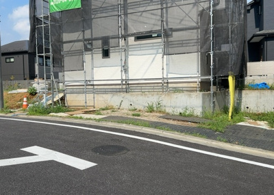 【前面道路含む現地写真】 | 長房町新築戸建 | 道幅が狭い場所は比較的土地の値段が低いことが多く、また交通量が少ないため騒音が少なく静かな環境で過ごせます。また、小さいお子様がいるご家庭も安心です。一方で車の駐車が難しいというデメリットもあります。
