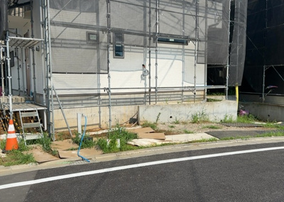 【駐車場】 | 長房町新築戸建 | 車一台あたりに必要なスペースは、標準サイズの普通自動車で横幅2m50cm、長さ5mは必要になります。ただし、乗降のことも考慮して横幅3m30cm、長さ5m50cmほどは確保できるところを選びましょう。