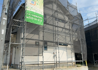 【外観】 | 長房町新築戸建 | 現在は上棟となっています。現地をご見学に行く際は、道路の幅や周辺の交通量、施設などをご確認頂くことをおすすめします！ある程度イメージをつけたいという場合は、同売主の施工事例や完成パースもお見せします。