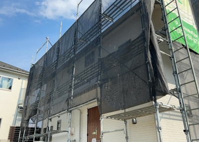【バルコニー】 | 長房町新築戸建 | 一般的なバルコニーは、奥行1.5ｍ程ですが、ワイルドバルコニーは2ｍまで広がっています。そのため洗濯物の間隔をあけ干すことができ、乾きやすいというメリットや、ガーデニングが楽しめる等の特徴があります。