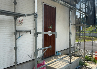 【セキュリティ】 | 長房町新築戸建 | モニターで来訪者を確認して、目的が分からない場合はインターホンを通じて室内から会話することができます。怪しいと感じた場合はインターホン越しにお帰りいただくことができるので、直接会うことがなく安全です。