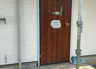 【玄関】 | 長房町新築戸建 | 玄関は、狭すぎると複数人で使いにくく、広すぎても無駄な空間になりがちです。最低2畳を目安にして、家の広さとの兼ね合いや家族の人数を考慮して決めるとよいでしょう。現地を見学して快適な玄関を選びましょう！