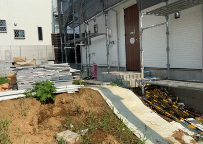 【冷暖房・空調設備】 | 長房町新築戸建 | 基礎パッキング工法とは、床下の換気確保のため基礎と土台の間に緩衝材を挟み込む工法です。土台の下に数十センチの間隔で設置されるため、全体的な隙間が生まれます。床下換気口に比べて高い通気性が確保されます。