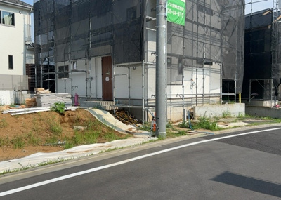 【前面道路含む現地写真】 | 長房町新築戸建 | 住宅用の土地では前面道路に2m以上接していなければならないと法律で定められています。しかし、お持ちの車のサイズやライフスタイルなどにより、2mでは利便が悪い場合もございますので、事前に確認しましょう。