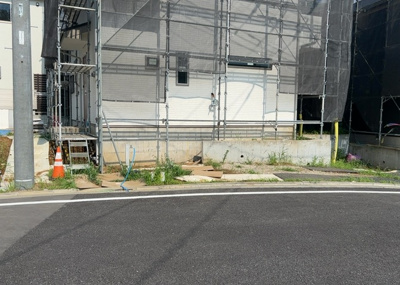 【前面道路含む現地写真】 | 長房町新築戸建 | お持ちの車種によっては前面道路が広い方が便利でしょう。しかし、前面道路が広ければその分交通量が多くなるため、騒音などが気になる場合があります。実際に現地を見学し、周辺交通量や騒音などを確認しましょう！