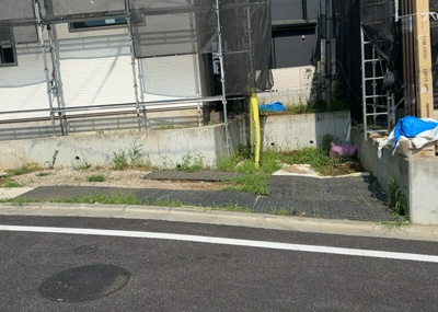【駐車場】 | 長房町新築戸建 | 駐車場と明記されていても、最小スペースでつくられた駐車場だと大型車は駐車できなかったり、出入りしにくくなったりする可能性があります。お車のサイズと購入したい物件の駐車場のサイズを現地で確認しましょう。