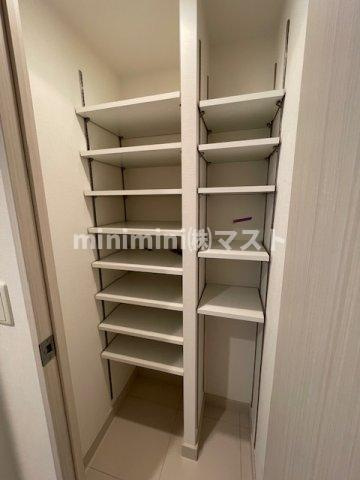 大阪市中央区安土町１丁目の賃貸マンションの収納
