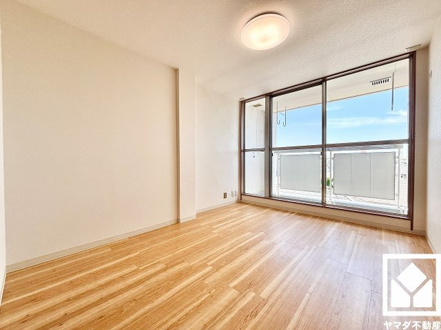 甲子園第7コーポラスの子供部屋|約6帖の東側洋室です。バルコニーにつながるお部屋で、通風・陽当たり良好。