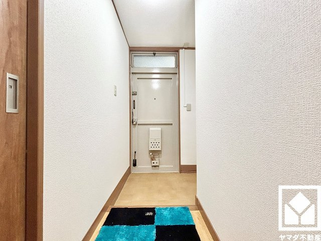 甲子園第7コーポラスの玄関|白を基調とした明るい玄関で、毎日を爽やかにスタート。清潔感あふれる空間が、訪れる人々を温かく迎えます。