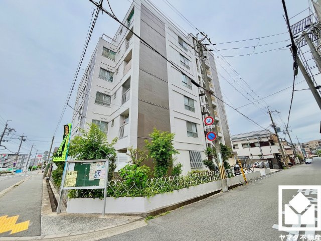 甲子園第7コーポラスの外観|「セブンイレブン西宮花園町店」まで徒歩2分、「コーヨー甲子園店」まで徒歩5分、「ドラッグストアライフォート甲子園店」まで徒歩6分など、お買い物施設が徒歩圏内に複数あり便利な住環境です。
