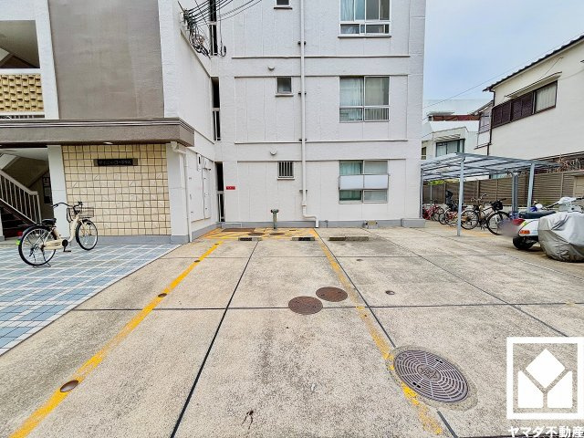 甲子園第7コーポラスの駐車場|敷地内に平面式の駐車場を設置。重い荷物や雨の日の移動もスムーズで、快適なカーライフを実現。空き状況等の詳細は弊社スタッフまでお気軽にお問い合わせください。