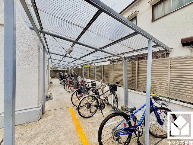 甲子園第7コーポラスの駐輪場|屋根付き駐輪場なので雨や日差しの影響を受けにくく、大切な自転車の保管にも便利です。バイク置き場も備えています。
