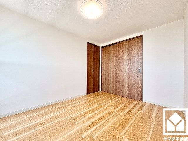 甲子園第7コーポラスの子供部屋|約6帖の東側洋室です。おしゃれなインテリアが映える明るい洋室で、リラックスしたひとときを過ごせます。