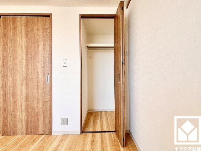 甲子園第7コーポラスの収納|新たに家具を買わなくても良いので、ハンガーパイプ付きのクローゼットは嬉しいですね。