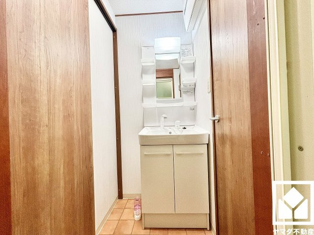 甲子園第7コーポラスの独立洗面台|収納付きでスッキリお使い頂ける洗面台です。洗面ボウルが広めなので、忙しい朝でも身支度がしやすく時短になります。