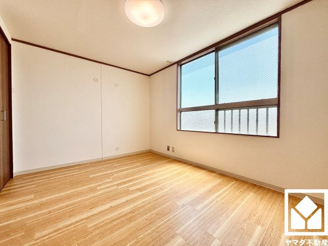 甲子園第7コーポラスの寝室|約6帖の西側洋室です。大きな窓からは明るい光が降り注ぎます。柔らかな光が差し込むお部屋で、快適で落ち着いた生活をお送りいただけます。
