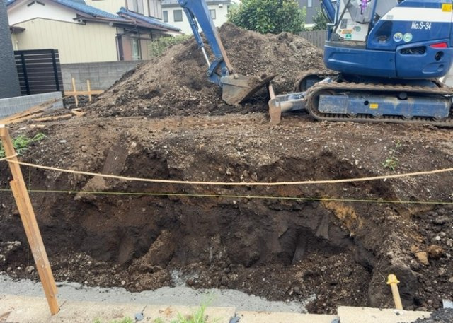 【冷暖房・空調設備】 | 上矢部新築戸建 | 基礎パッキング工法とは、床下の換気確保のため基礎と土台の間に緩衝材を挟み込む工法です。土台の下に数十センチの間隔で設置されるため、全体的な隙間が生まれます。床下換気口に比べて高い通気性が確保されます。