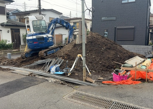 【外観】 | 上矢部新築戸建 | 現地に行くなら、物件の周囲の地形がどうなっているかを見ることも大切です。周辺より低くなっている土地では、大雨などで水が集まりやすいため、地盤が弱くなっているということも考えられるため、注意が必要です。