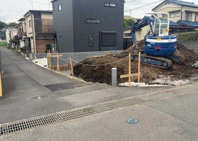 【前面道路含む現地写真】 | 上矢部新築戸建 | 道幅が広い場所は日当たりや風通が良好です。幅が広いのですれ違いも可能ですし大きな車でも駐車可能！一方で、大型車が通ることも多くなるため交通量の増加により騒音に繋がります。また土地の値段が高くなります。