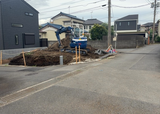 【前面道路含む現地写真】 | 上矢部新築戸建 | 住宅用の土地では前面道路に2m以上接していなければならないと法律で定められています。しかし、お持ちの車のサイズやライフスタイルなどにより、2mでは利便が悪い場合もございますので、事前に確認しましょう。