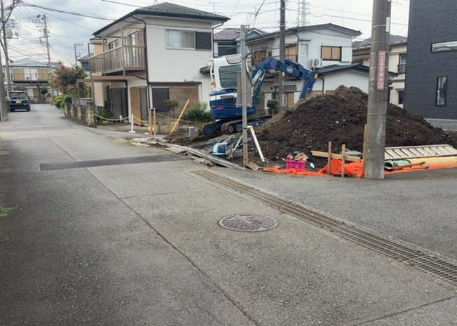 【前面道路含む現地写真】 | 上矢部新築戸建 | お持ちの車種によっては前面道路が広い方が便利でしょう。しかし、前面道路が広ければその分交通量が多くなるため、騒音などが気になる場合があります。実際に現地を見学し、周辺交通量や騒音などを確認しましょう！