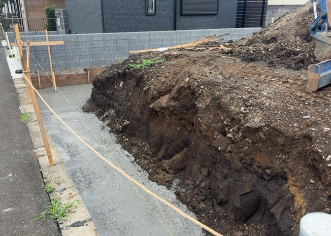【玄関】 | 上矢部新築戸建 | 玄関は家の顔でもあり、家族以外の目にも止まる場所です。玄関は外との間を仕切る扉、靴などをしまっておく収納スペース、靴脱ぎのたたきスペース、来客とのやり取りをするドアホンなど複数のアイテムからなります。