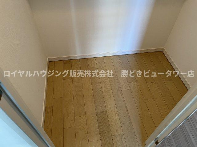 スーツケースやゴルフバッグなど大きい荷物の収納もできます。