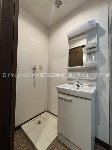奥に洗濯機置場がございます。