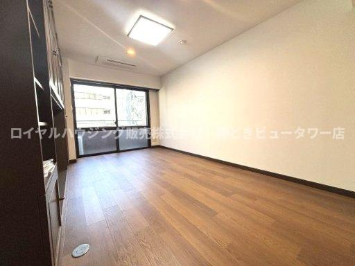 洋室西側から撮影。約7.5帖。