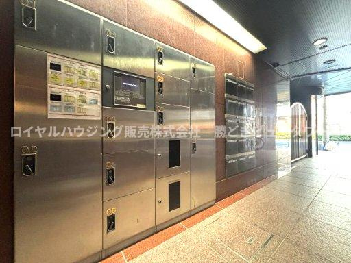 １階エントランス先には、メールボックス・宅配ボックス。　