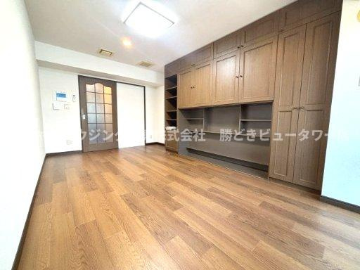 洋室窓側から撮影。使いやすい壁面収納があります。