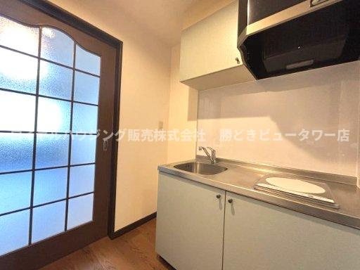 IHコンロのシステムキッチンで、洋室側・玄関側ともに扉付き。
生活感が出にくく、匂いも広がりにくい設計です。