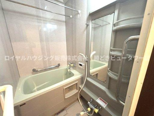 シャワー用水栓と浴槽用水栓（自動オート）が別々に設置されています。