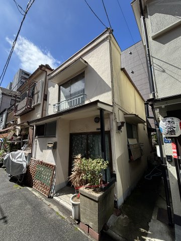 月島駅まで徒歩3分、整形地です。古屋付売地