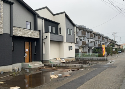 【前面道路含む現地写真】 | 新田宿新築戸建 | 住宅用の土地では前面道路に2m以上接していなければならないと法律で定められています。しかし、お持ちの車のサイズやライフスタイルなどにより、2mでは利便が悪い場合もございますので、事前に確認しましょう。