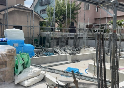 【バルコニー】 | 水郷田名新築戸建 | バルコニーは、室外の専用スペースのうち、「屋根がなく開放された空間」であるものを指します。ベランダより広いタイプのものが多く、日当たりもよいため家庭菜園などを楽しみたい人にとって適した環境となります。