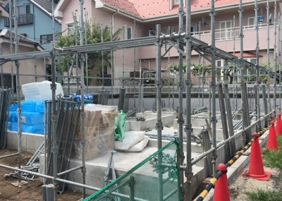 【構造・工法・仕様】 | 水郷田名新築戸建 | 木造住宅とは土台、壁、柱など建築物の強度を支える構造体の材に木が使用されている構造を指します。構造体は建物の自重を支えるだけではなく風圧や水圧、積裁荷重などあらゆる衝撃に耐えるための基礎です。