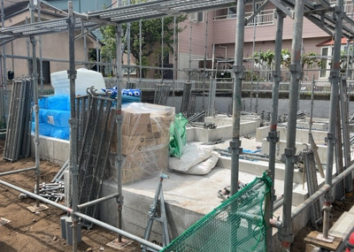 【冷暖房・空調設備】 | 水郷田名新築戸建 | 基礎パッキング工法とは、床下の換気確保のため基礎と土台の間に緩衝材を挟み込む工法です。土台の下に数十センチの間隔で設置されるため、全体的な隙間が生まれます。床下換気口に比べて高い通気性が確保されます。