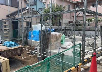 【外観】 | 水郷田名新築戸建 | 現地に行くなら、物件の周囲の地形がどうなっているかを見ることも大切です。周辺より低くなっている土地では、大雨などで水が集まりやすいため、地盤が弱くなっているということも考えられるため、注意が必要です。