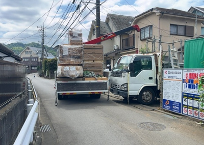 【前面道路含む現地写真】 | 水郷田名新築戸建 | 道幅が狭い場所は比較的土地の値段が低いことが多く、また交通量が少ないため騒音が少なく静かな環境で過ごせます。また、小さいお子様がいるご家庭も安心です。一方で車の駐車が難しいというデメリットもあります。