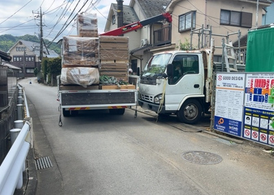 【前面道路含む現地写真】 | 水郷田名新築戸建 | 道幅が広い場所は日当たりや風通が良好です。幅が広いのですれ違いも可能ですし大きな車でも駐車可能！一方で、大型車が通ることも多くなるため交通量の増加により騒音に繋がります。また土地の値段が高くなります。