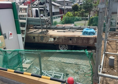 【駐車場】 | 水郷田名新築戸建 | 車一台あたりに必要なスペースは、標準サイズの普通自動車で横幅2m50cm、長さ5mは必要になります。ただし、乗降のことも考慮して横幅3m30cm、長さ5m50cmほどは確保できるところを選びましょう。