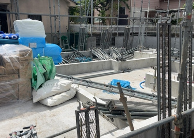 【玄関】 | 水郷田名新築戸建 | 玄関ポーチにおいて最も重視すべきと言っても良いのが広さです。適切な広さの玄関ポーチでないと外見的なバランスは崩れてしまいますし、何より使いにくくなってしまいますので、現地で実際に下見をしてみましょう！