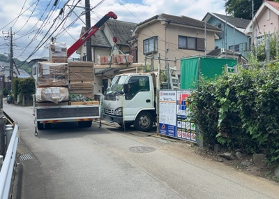 【前面道路含む現地写真】 | 水郷田名新築戸建 | 住宅用の土地では前面道路に2m以上接していなければならないと法律で定められています。しかし、お持ちの車のサイズやライフスタイルなどにより、2mでは利便が悪い場合もございますので、事前に確認しましょう。