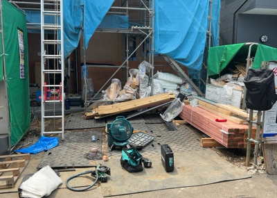 【バルコニー】 | 淵野辺本町新築戸建 | バルコニーは、室外の専用スペースのうち、「屋根がなく開放された空間」であるものを指します。ベランダより広いタイプのものが多く、日当たりもよいため家庭菜園などを楽しみたい人にとって適した環境となります。