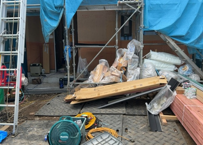 【冷暖房・空調設備】 | 淵野辺本町新築戸建 | 基礎パッキング工法とは、床下の換気確保のため基礎と土台の間に緩衝材を挟み込む工法です。土台の下に数十センチの間隔で設置されるため、全体的な隙間が生まれます。床下換気口に比べて高い通気性が確保されます。