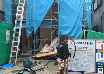 【外観】 | 淵野辺本町新築戸建 | 現地に行くなら、物件の周囲の地形がどうなっているかを見ることも大切です。周辺より低くなっている土地では、大雨などで水が集まりやすいため、地盤が弱くなっているということも考えられるため、注意が必要です。