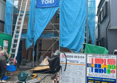 【前面道路含む現地写真】 | 淵野辺本町新築戸建 | 道幅が狭い場所は比較的土地の値段が低いことが多く、また交通量が少ないため騒音が少なく静かな環境で過ごせます。また、小さいお子様がいるご家庭も安心です。一方で車の駐車が難しいというデメリットもあります。
