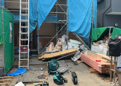 【庭】 | 淵野辺本町新築戸建 | 庭のある家に住むことのメリットとして、子どもたちの遊び場を確保できること、ガーデニングや家庭菜園を楽しめること、明るさを確保できることがあります。また、配置を工夫することでプライバシーが確保できます。
