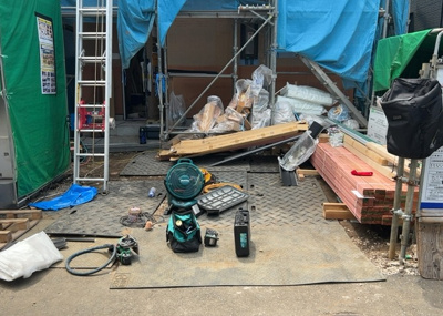 【玄関】 | 淵野辺本町新築戸建 | 玄関は、狭すぎると複数人で使いにくく、広すぎても無駄な空間になりがちです。最低2畳を目安にして、家の広さとの兼ね合いや家族の人数を考慮して決めるとよいでしょう。現地を見学して快適な玄関を選びましょう！